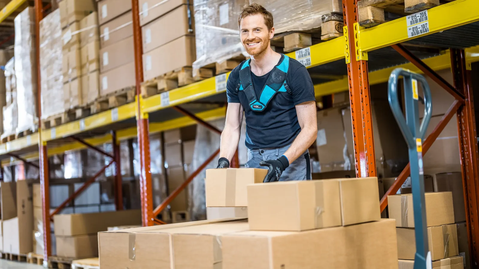voice_picking_lydia_voicewear_with_hand_pallet_truck (17)